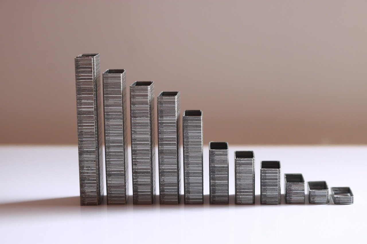 wide crown staples used for packaging and carton closing applications